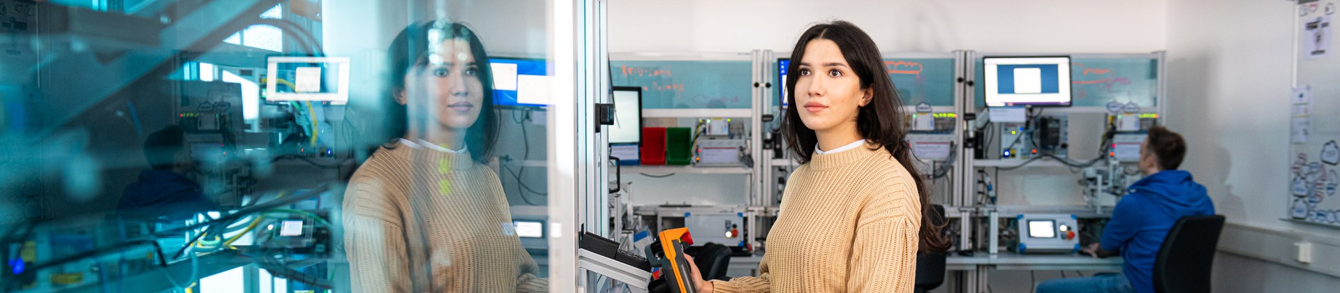 Studentin arbeitet an einer Maschine in der TransferFactory am Standort Meschede