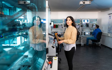 Studentin arbeitet an einer Maschine in der TransferFactory am Standort Meschede