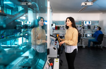 Studentin arbeitet an einer Maschine in der TransferFactory am Standort Meschede