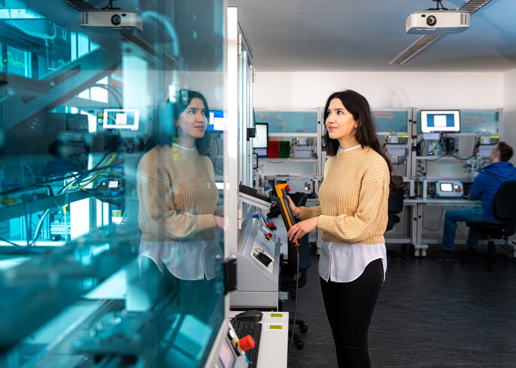 Studentin arbeitet an einer Maschine in der TransferFactory am Standort Meschede