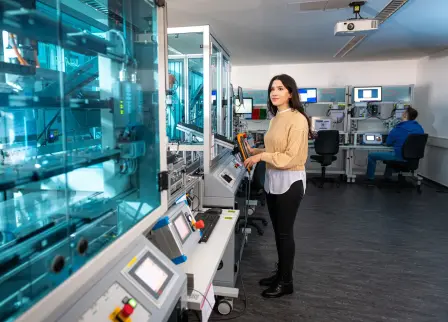 Studentin arbeitet an einer Maschine in der TransferFactory am Standort Meschede