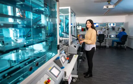 Studentin arbeitet an einer Maschine in der TransferFactory am Standort Meschede