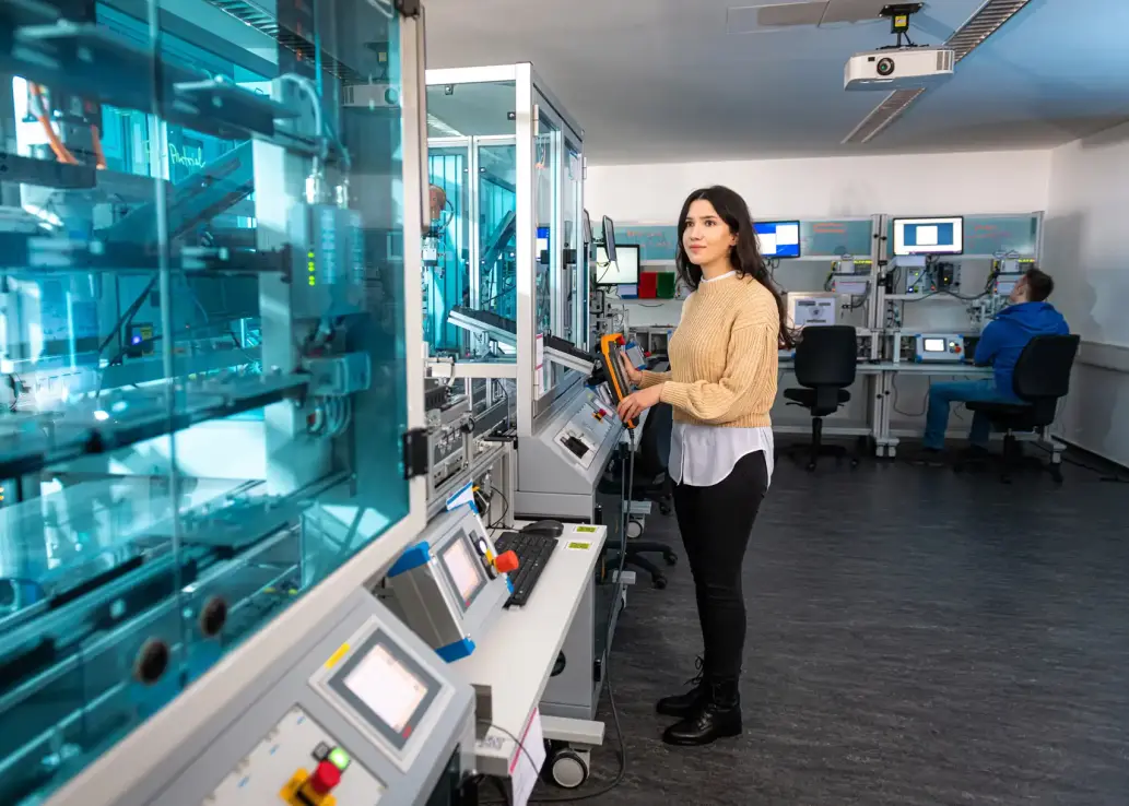 Studentin arbeitet an einer Maschine in der TransferFactory am Standort Meschede