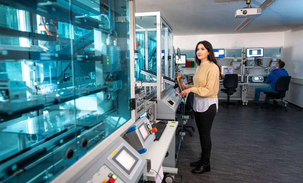 Studentin arbeitet an einer Maschine in der TransferFactory am Standort Meschede