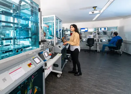 Studentin arbeitet an einer Maschine in der TransferFactory am Standort Meschede