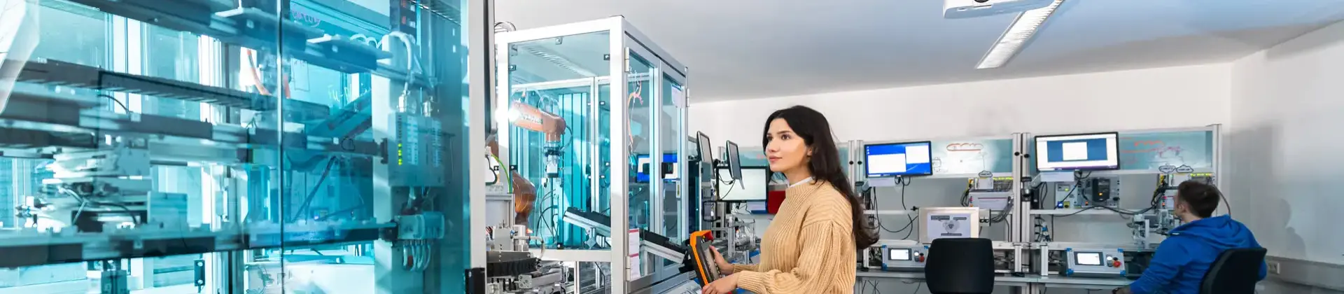 Studentin arbeitet an einer Maschine in der TransferFactory am Standort Meschede