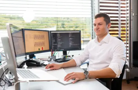Mann am PC zur Datenauswertung