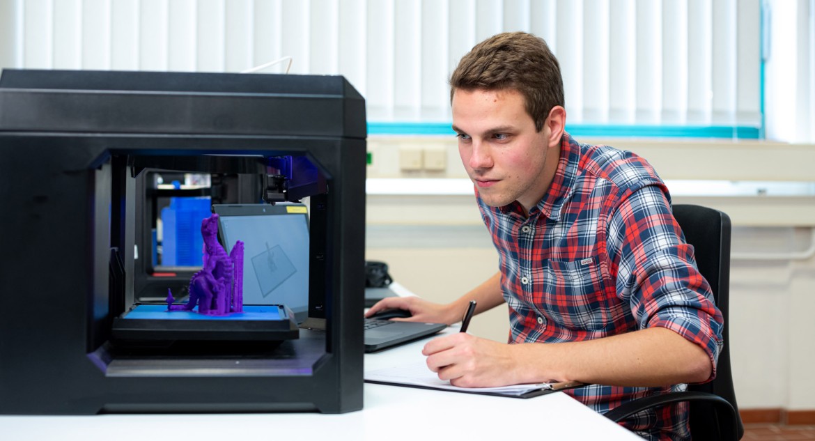 Student arbeitet am 3D-Drucker
