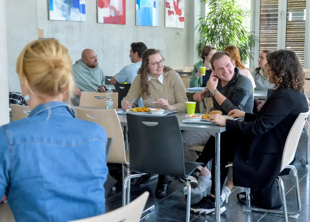 Studenten in der Mensa 