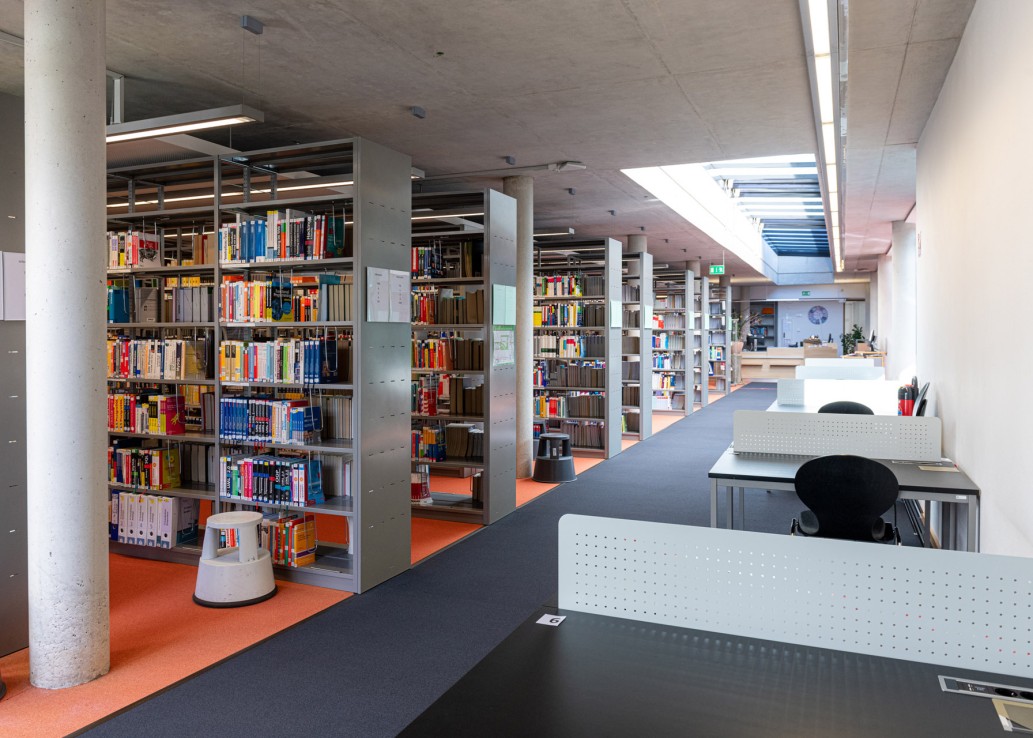Bücherregale und Arbeitsplätze in der Fachbibliothek Meschede