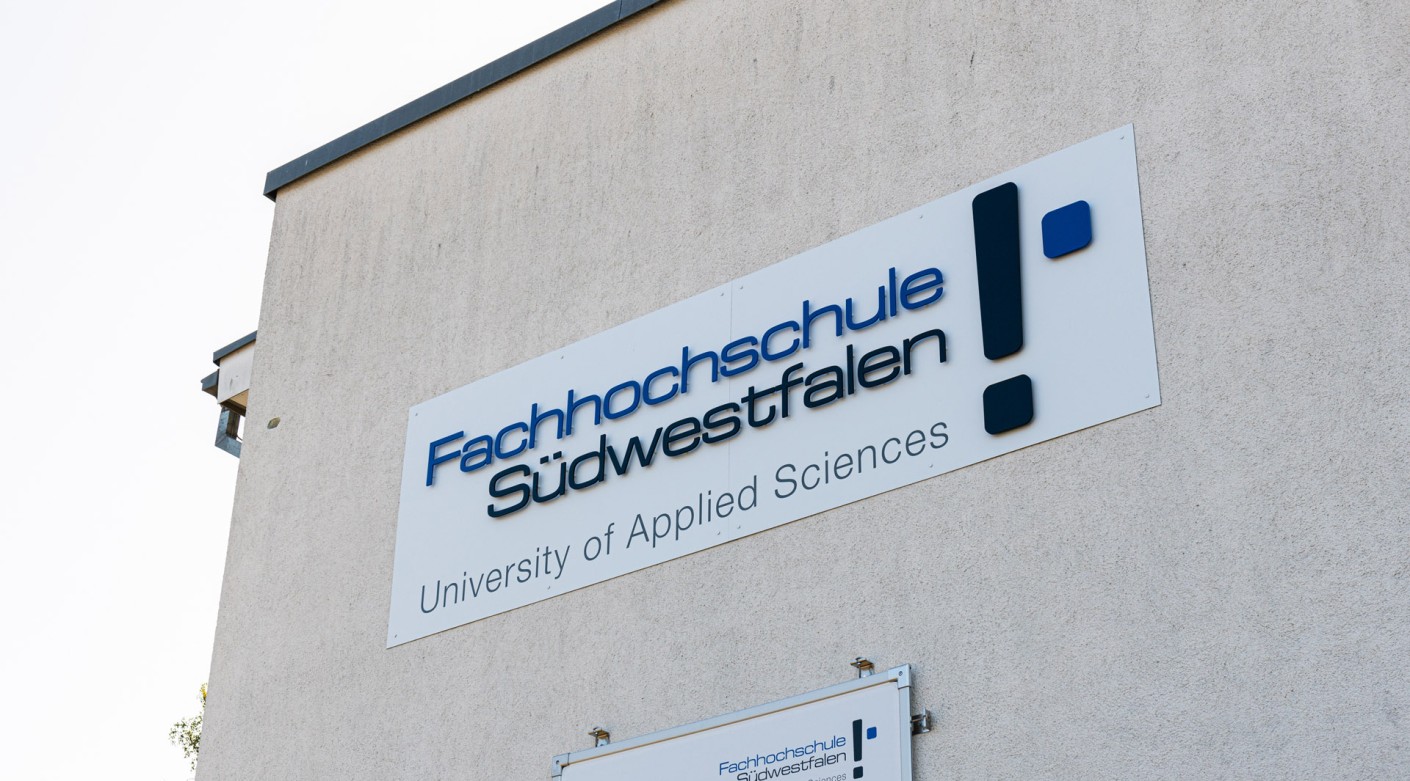 Logo der Fachhochschule Südwestfalen an Gebäudefassade