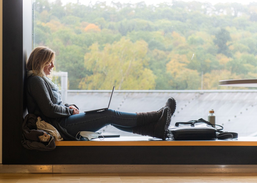Studentin auf Fensterbank im Mescheder Hauptgebäude