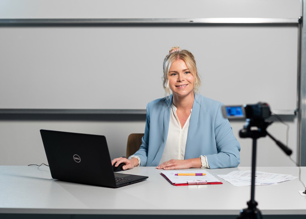 Studierende sitzt mit Laptop am Tisch