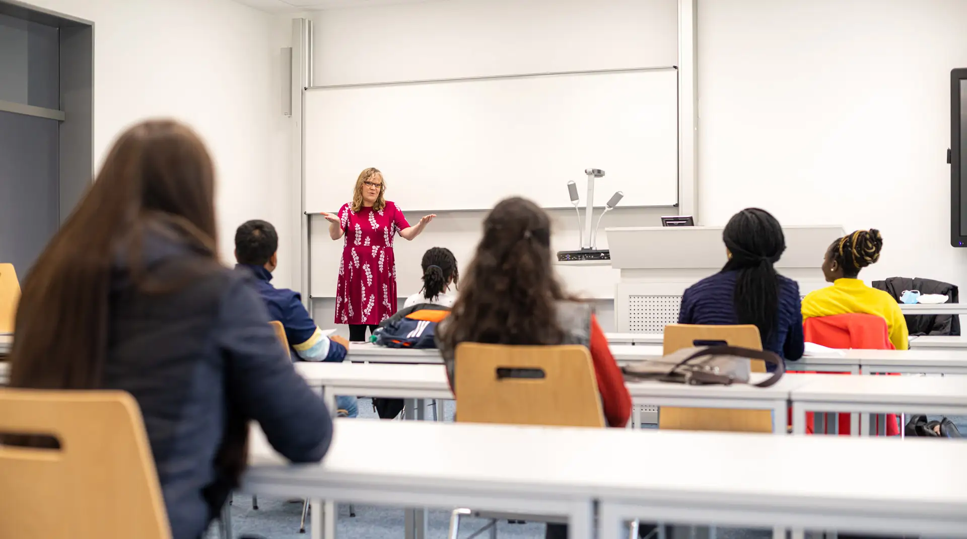 Professorin im Hörsaal mit Studenten