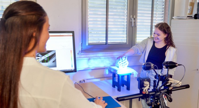 2 Studientinnen im Labor