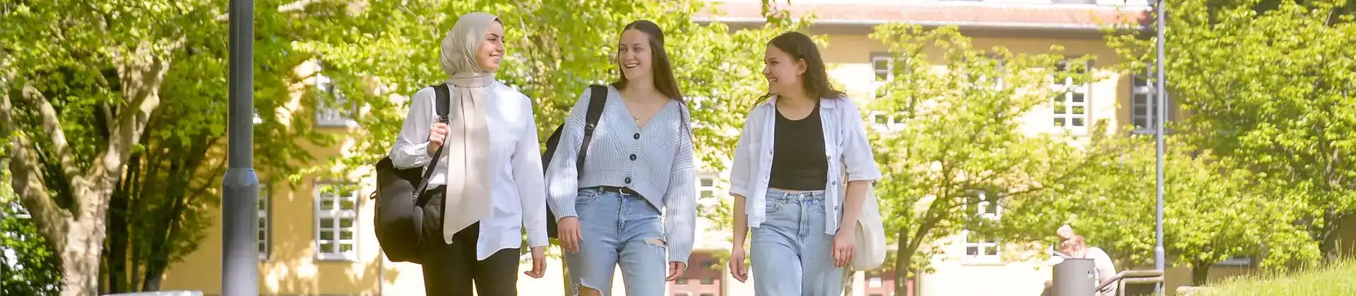 Studentinnen laufen am Campus Soest 