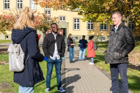 Studierende auf dem Campus im Gespräch