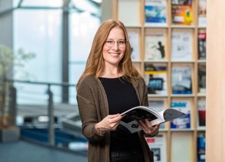 Studierende mit Zeitschrift