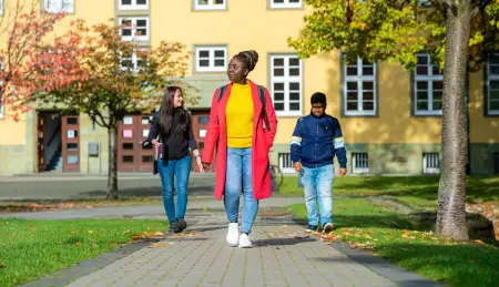 Drei Studierende Personen vor dem Gebäude in Soest.