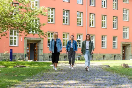 Drei Studierende auf dem Soester Campus