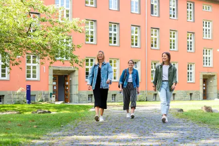 Drei Studentinnen vor dem Gebäude in Soest