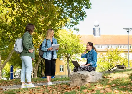 Drei Studentinnen auf dem Campus in Soest 