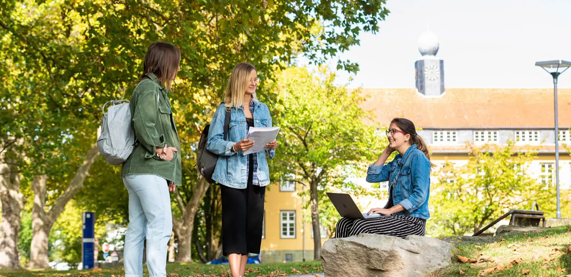 Drei Studentinnen auf dem Campus in Soest 