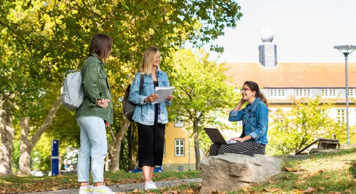 Drei Studentinnen auf dem Campus in Soest 