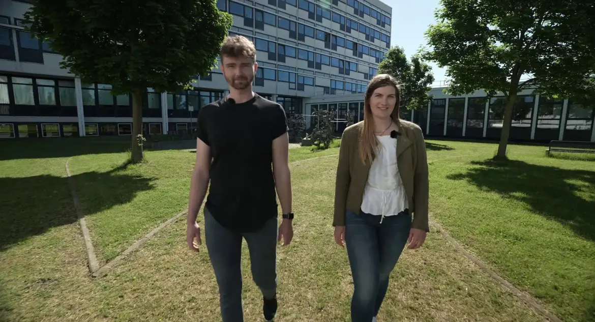 Ein Student und eine Studentin am Campus Hagen