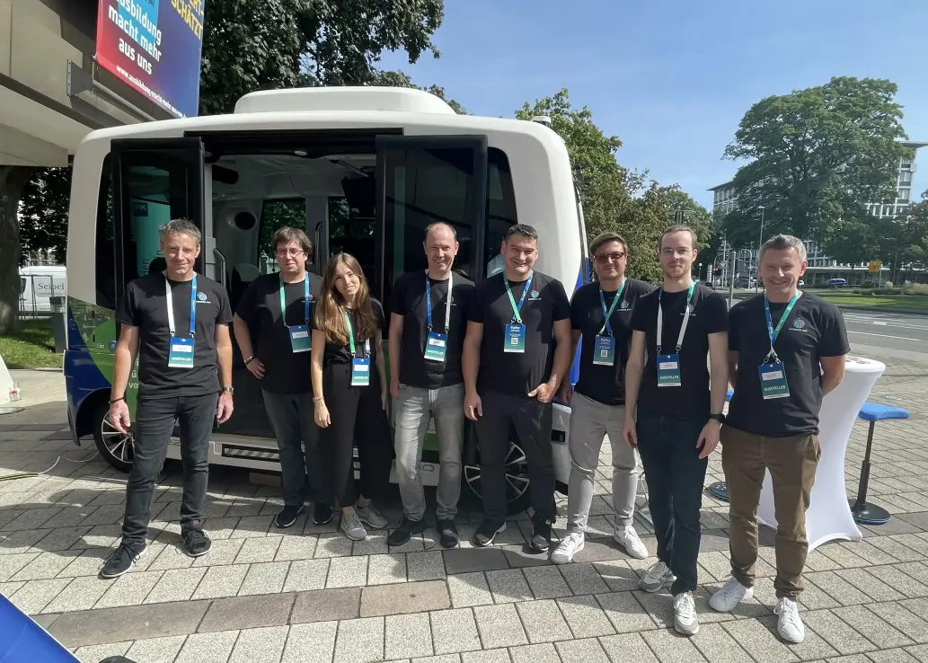 Team der Digitalen Woche SWF mit dem E-Bus