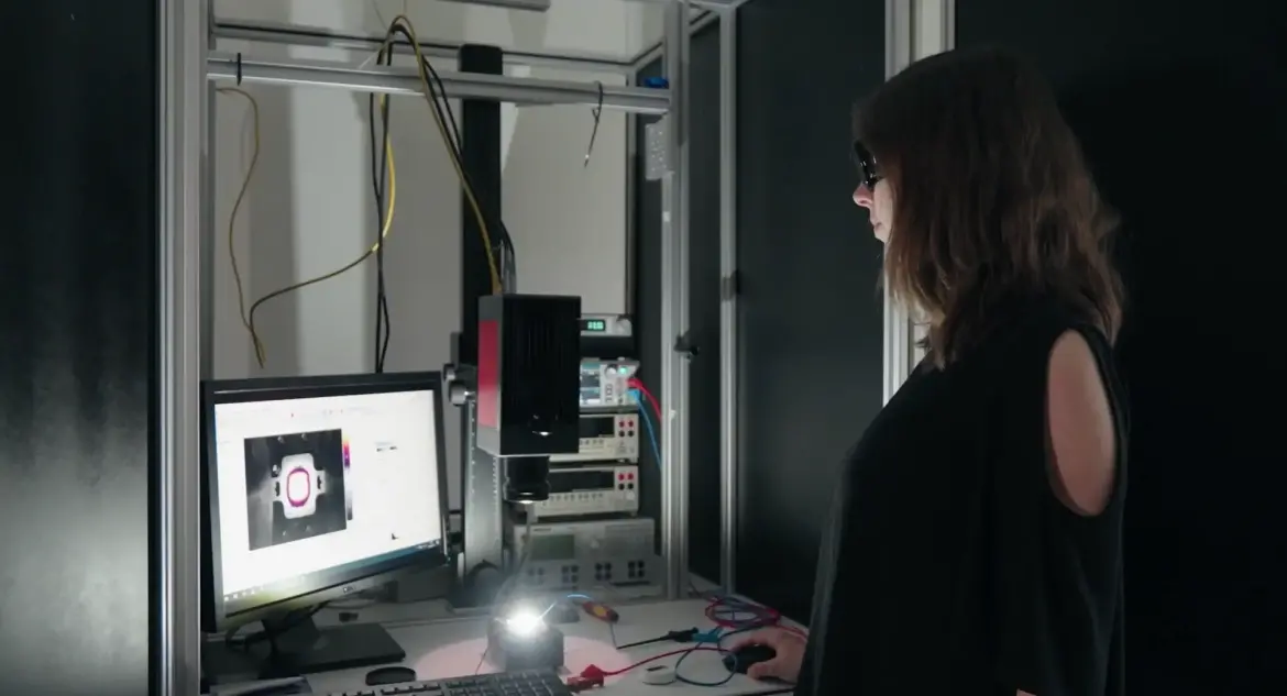 Frau steht im Labor für Innovative Lichttechnik