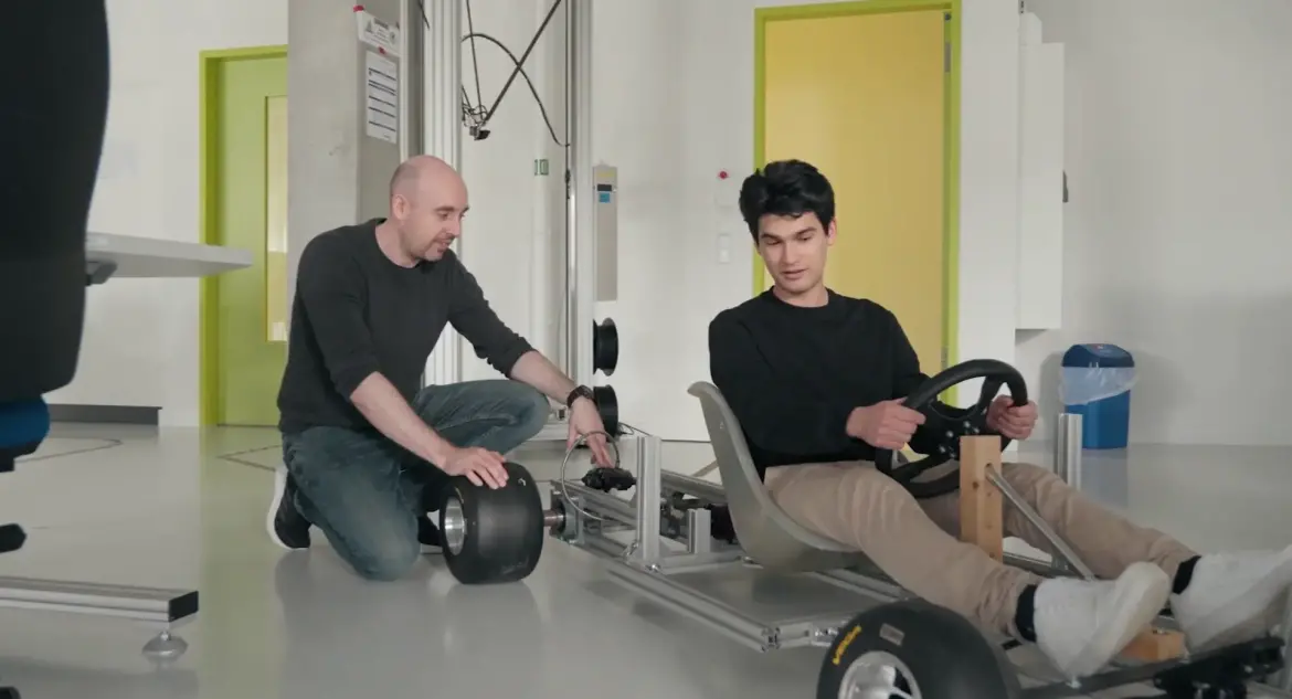 Zwei Männer testen vernetzte Mobilität