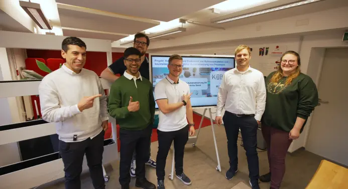 Prof. Dr. Herbert Michael Heise (links) und Robert Schulenburg (rechts) im Interdisziplinären Zentrum für Lebenswissenschaften an der Fachhochschule Südwestfalen in Iserlohn.