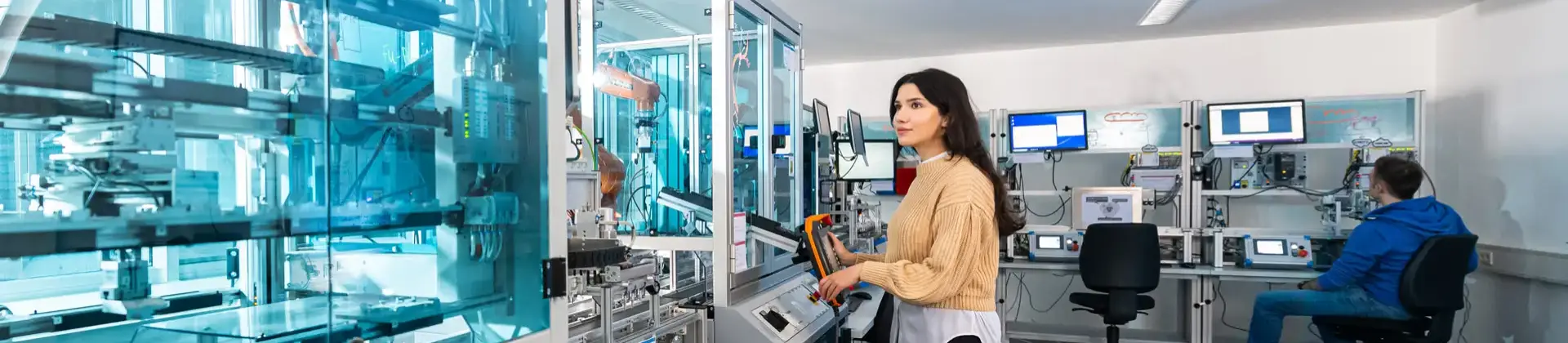 Studentin arbeitet an einer Maschine in der TransferFactory am Standort Meschede