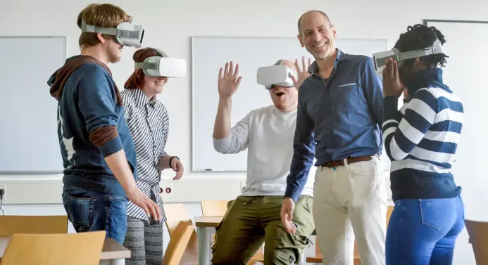 Abtauchen in die virtuelle Realität: Ausprobieren von VR-Brillen in den Laboren der Wirtschafts- und Medieninformatik