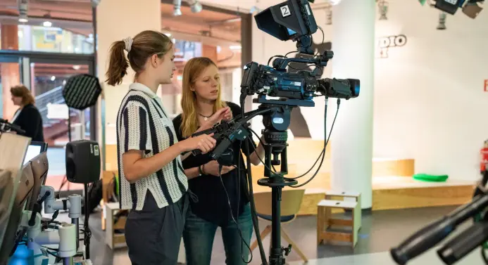Zwei Schülerinnen mit Kamera: Im Kurs „MINT goes Media!“ produzieren Jugendliche eine eigene Fernsehsendung