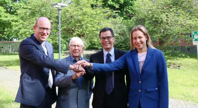 (v.l.n.r.) Prof. Dr. Dr. Alexander Prange, Jürgen Grüneberg, Prof. Dr. Dipl.-Ing. Samuel P. Kusumocahyo und Prof. Dr. Dina Dreisbach, Dekanin des Fachbereichs Elektrische Energietechnik, fördern die Kooperation.
