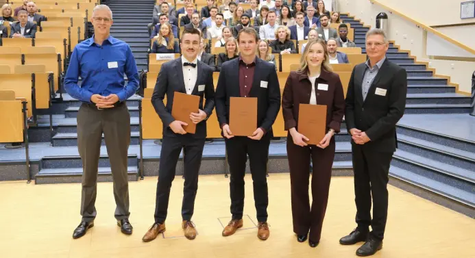 Sven Budde (li.) und Prof. Dr. Andreas Nevoigt (re.) vom Vorstand der Budde-Stiftung gratulierten Marc Föster, Eric Johannhardt und Katrin Lütticke (v. li.) zum Budde-Preis 2025.