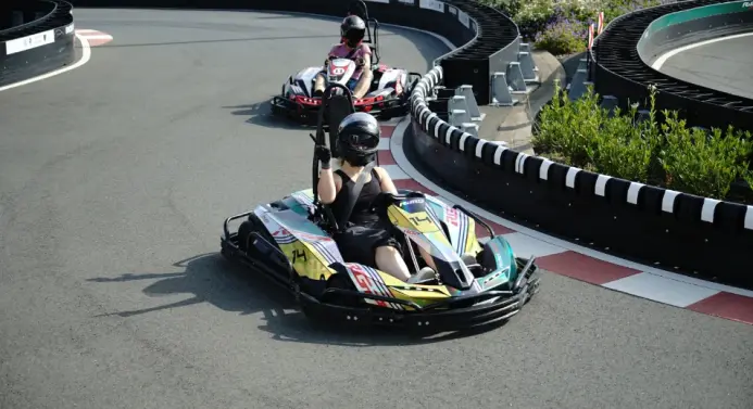 2 Karts auf Kartbahn