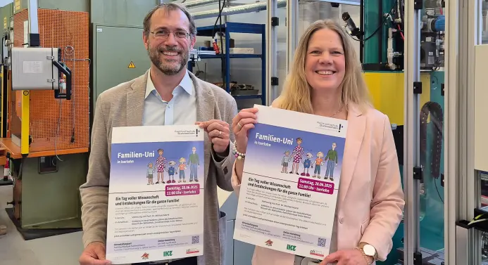 Prof. Dr. Michael Marré und Organisatorin Sandra Heidrich halten jeweils das Werbeplakate in den Händen.