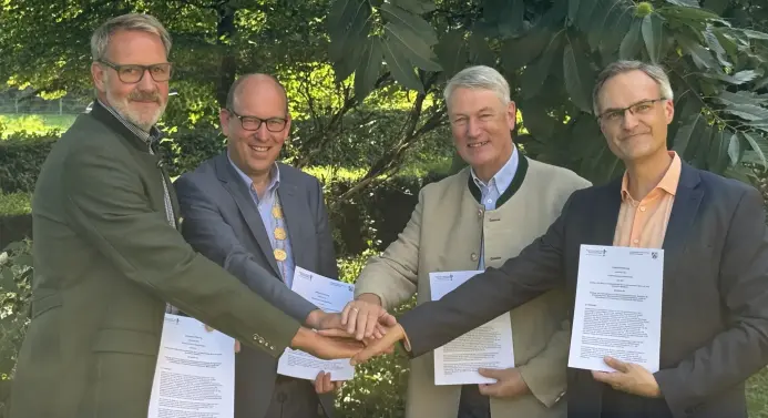 Die Absichtserklärung zur Gründung eines wissenschaftlichen Instituts für Ökosystemleistungen des Waldes in Arnsberg ist unterzeichnet (v. l. n. r.): Thomas Wälter, Prof. Dr. Alexander Prange, Tim Scherer, Prof. Dr. Marc Boelhauv