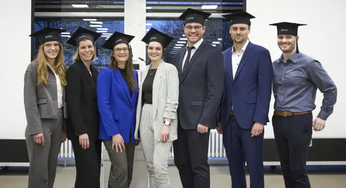 Michelle Grüne (Mitte), Maximilian Menke (3. v. re.) und Hendrik Klopries (re.) vertraten die Fachhochschule Südwestfalen bei der ersten Abschlussfeier am Promotionskolleg NRW.