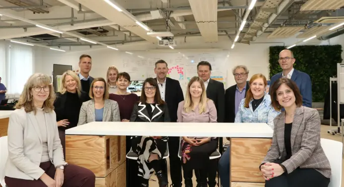 Gruppenbild der Kanzlerinnen und Kanzler der Hochschulen für angewandte Wissenschaften NRW, die an der FH Südwestfalen zu Gast waren