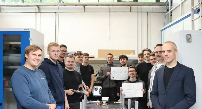 Das Fahrwerk des Fahrzeugs steht, das Projektteam um Prof. Dr. Christian Stumpf (1. v. r.) und Ausbildungsleiter Matthias Zey (2.v.r.) trifft sich im Herbst wieder.