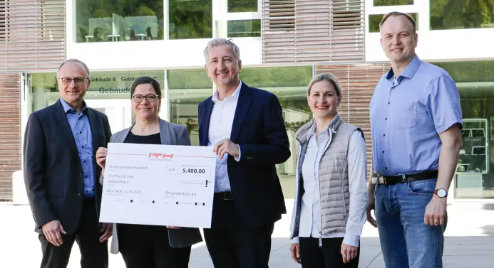 Scheckübergabe an der Fachhochschule Südwestfalen: (von links): Dekan Prof. Dr. Wolfgang Wiest, Prof. Dr. Bianca Will, Frank Hohmann und Johanna Hellermann von ITH und Prof. Dr. Jörg Kolbe.