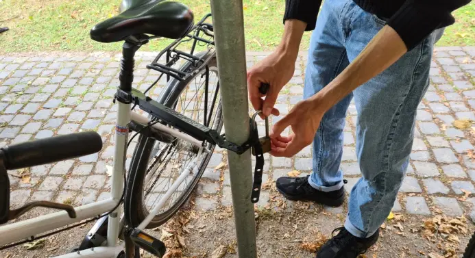 Hände am Fahhrradschloß: Mit „LOCKSTA“ ist das Rad vor Diebstahl und vor dem Umfallen geschützt. 