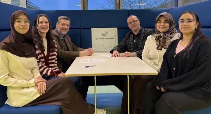 Gruppenbild: Carina Fast (2. v. li.) arbeitet als Talentscout bereits mit Hajar Rajia (li.) und Hajar El Khaddari zusammen. Schulsozialpädagogin Berna Yildirim (2. v. re.) freut sich über den Vertrag, den Dr. Ulrich Müller und Daniel Asmuth (v li.) unterzeichneten.