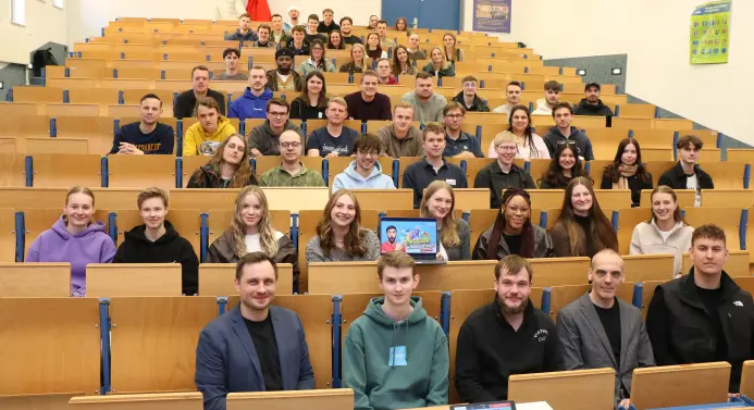 Studierende sitzen in einem Hörsaal.