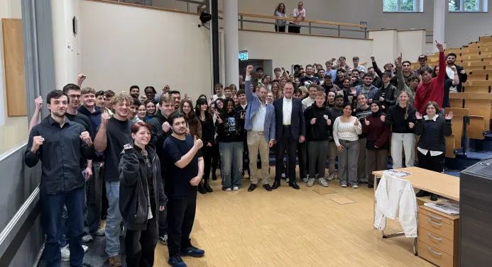 Die Neustudierenden der Fachhochschule Südwestfalen in Iserlohn rund um Prof. Dr. Michael Marré und Prof. Dr. Uwe Klug im Audimax.