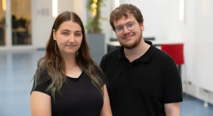Pia Aschemeier und Julian Kaiser stehen nebeneinander.